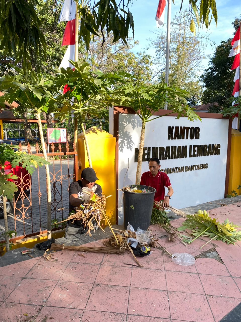 Kamis Bersih di Lembang: Seklur dan RT Tamalangnge Bersama KKN UINAM Bersihkan Halaman Kantor, DLH Bantaeng Siapkan Aksi di Arakeke